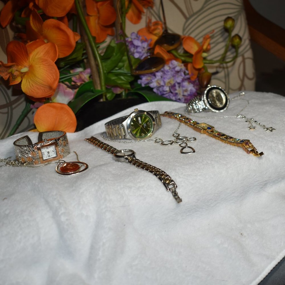 8 Piece Jewlery Bundle!!!  Watches and Necklaces - Picture 5 of 7